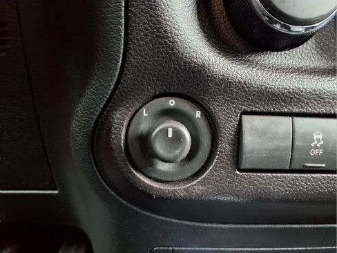 Used 2018 Jeep Wrangler Rubicon w/ Power Convenience Group AWD/4WD image 25