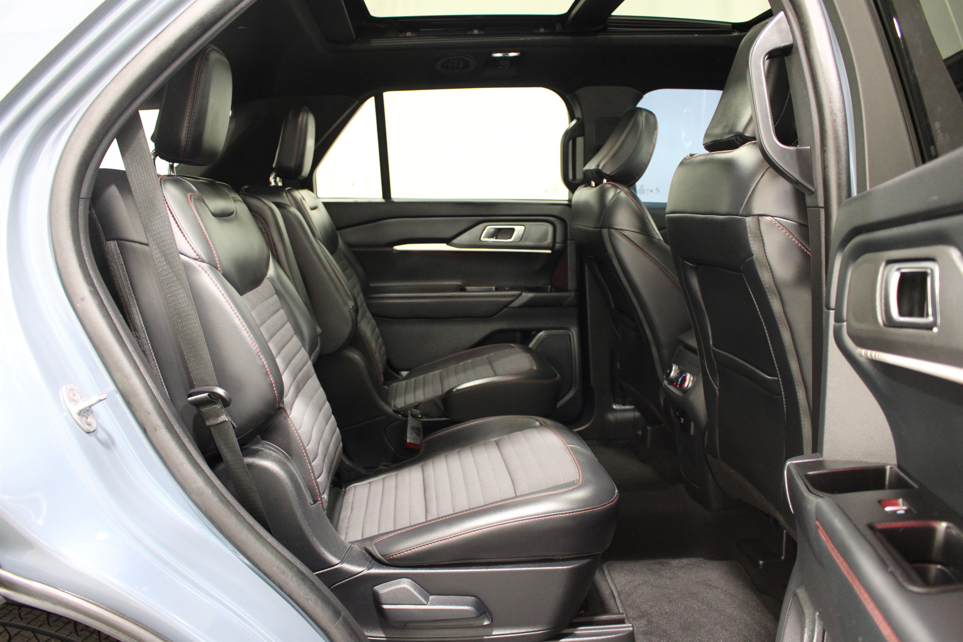 Used 2025 Ford Explorer ST-Line w/ Premium Package AWD/4WD image 28