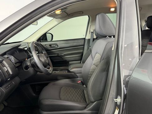 Used 2024 Nissan Pathfinder SV w/ Black Appearance Package image 21