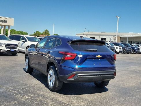 Used 2024 Chevrolet Trax LS w/ LS Convenience Package FWD image 4