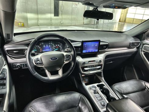Used 2022 Ford Explorer XLT w/ Equipment Group 202A image 19