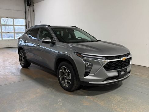 Certified 2025 Chevrolet Trax LT w/ LT Convenience Package image 5