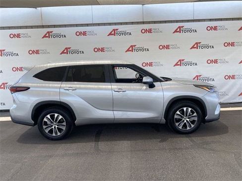Certified 2024 Toyota Highlander XLE FWD image 2