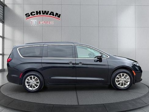 Used 2022 Chrysler Pacifica Touring-L w/ Uconnect Theater Family Group AWD/4WD image 3