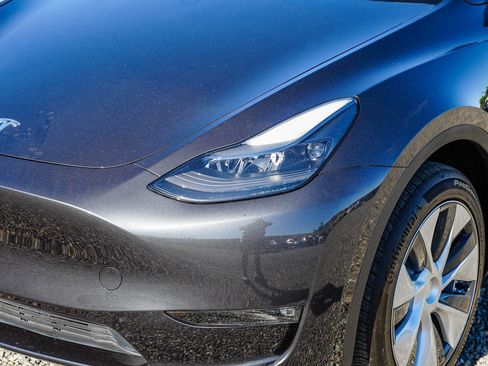 Used 2024 Tesla Model Y Long Range AWD/4WD image 7