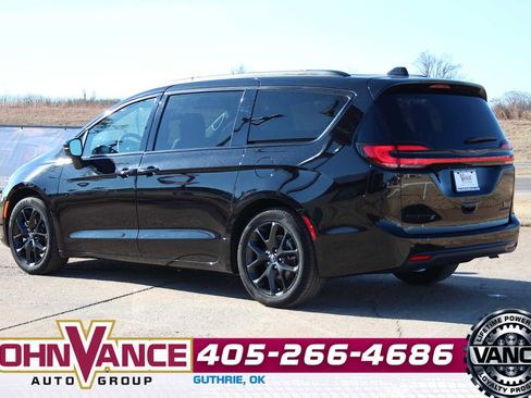 Used 2025 Chrysler Pacifica Limited image 8
