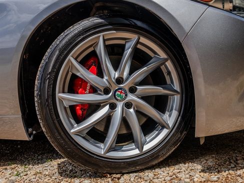 Used 2018 Alfa Romeo Giulia AWD image 13