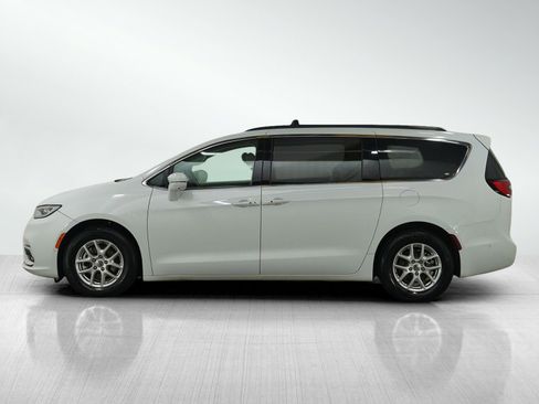 Used 2022 Chrysler Pacifica Touring-L w/ Uconnect Theater Family Group image 2