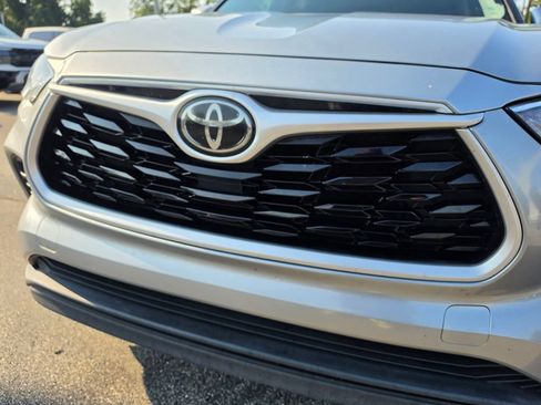 Used 2020 Toyota Highlander XLE FWD image 13