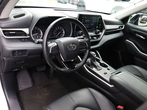 Used 2021 Toyota Highlander XLE image 13