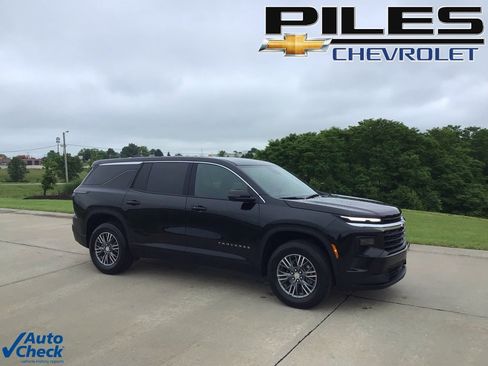 Used 2024 Chevrolet Traverse LS image 1