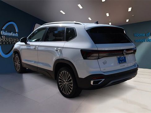 Certified 2025 Volkswagen Taos SE image 6