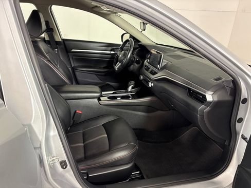 Used 2024 Nissan Altima 2.5 SR FWD image 18