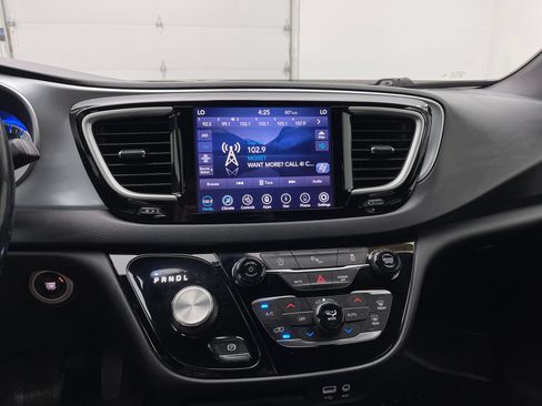 Used 2020 Chrysler Pacifica Touring-L Plus w/ S Appearance Package FWD image 25