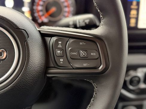 Used 2025 Jeep Gladiator Mojave w/ Safety Group image 13