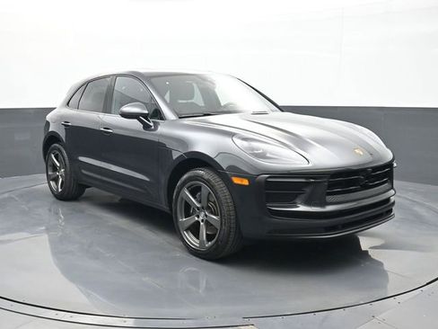 Certified 2025 Porsche Macan AWD/4WD image 24
