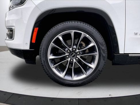 Certified 2025 Jeep Wagoneer Series III w/ Premium Group I AWD/4WD image 36