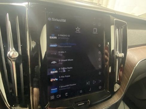 Used 2022 Volvo XC60 B5 Momentum w/ Advanced Package image 20