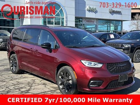 Used 2023 Chrysler Pacifica Limited w/ S Appearance Package image 1