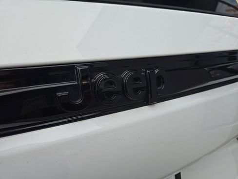 Used 2024 Jeep Grand Cherokee Altitude image 21