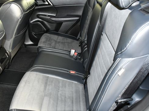 Used 2025 Mitsubishi Outlander SE image 42