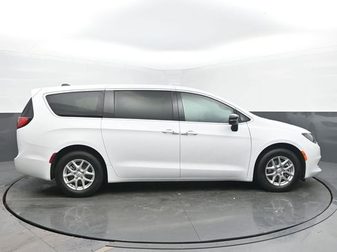 New 2026 Chrysler Voyager LX image 6