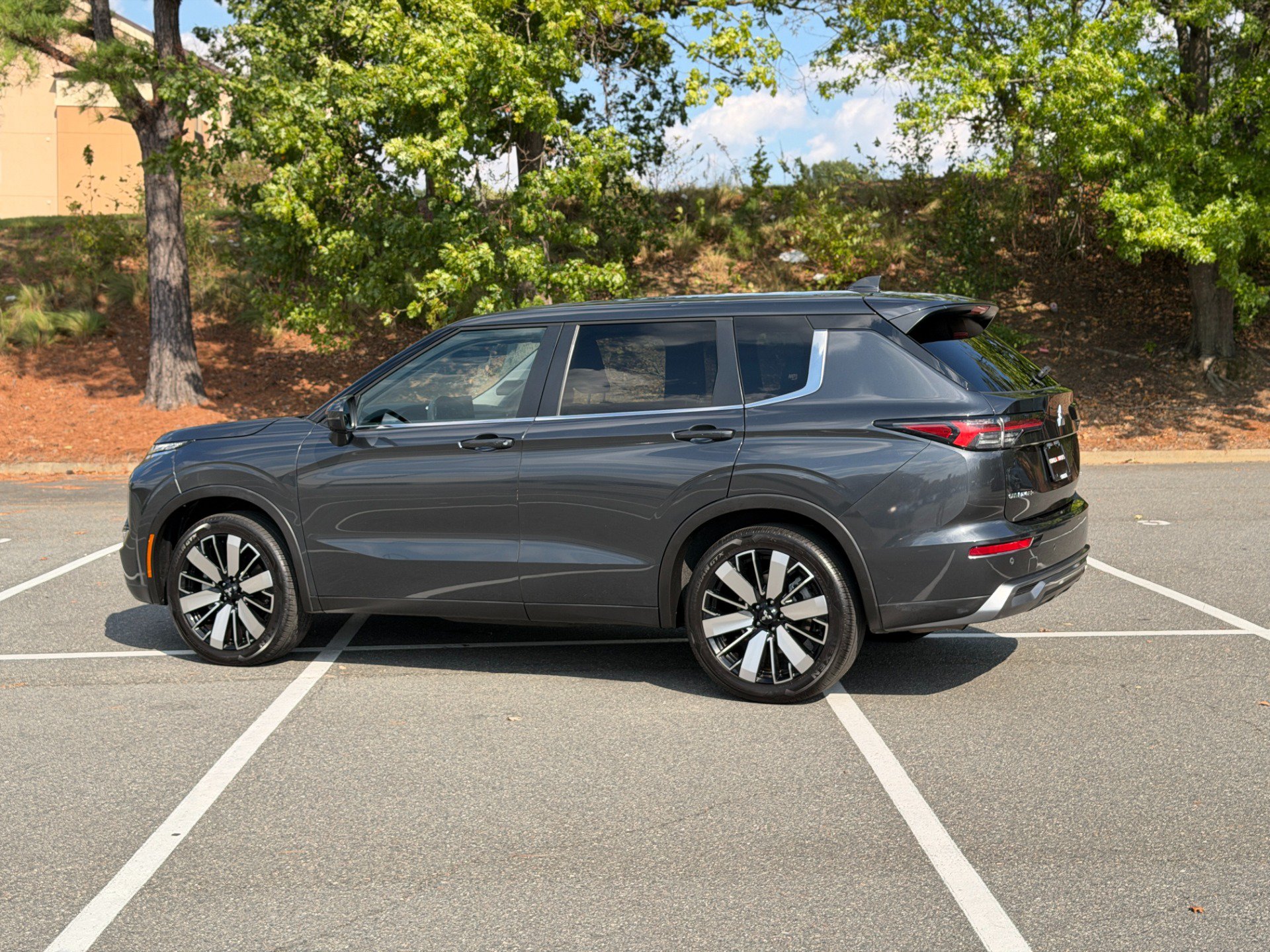 Used 2025 Mitsubishi Outlander SE FWD image 7
