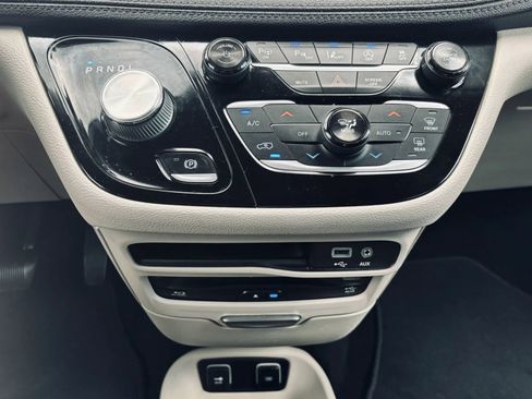 Used 2018 Chrysler Pacifica Limited w/ Tire & Wheel Group FWD image 35