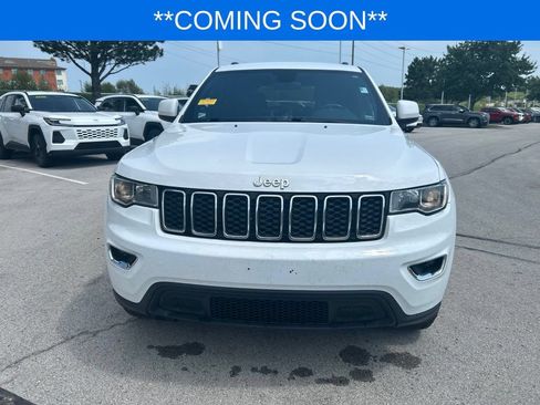 Used 2018 Jeep Grand Cherokee Laredo AWD/4WD image 2