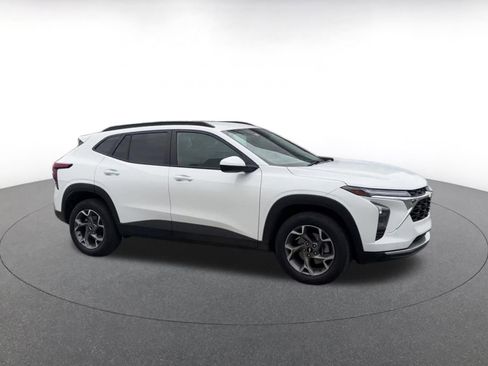 Used 2025 Chevrolet Trax LT image 2