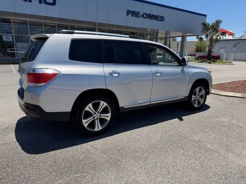 Used 2011 Toyota Highlander Limited w/ Tow Pkg FWD image 3