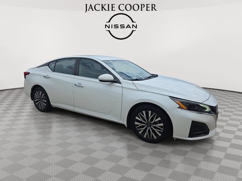 Used 2023 Nissan Altima 2.5 SV FWD image 3