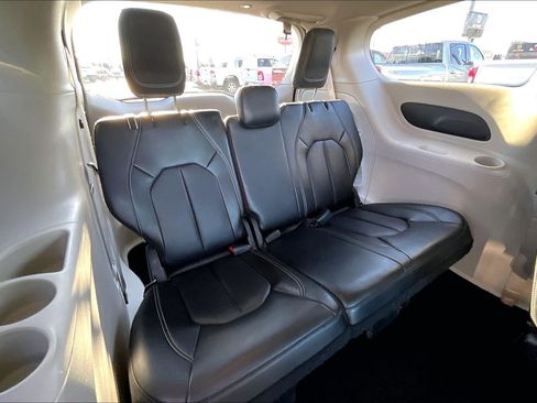 Used 2024 Chrysler Pacifica Touring-L image 25