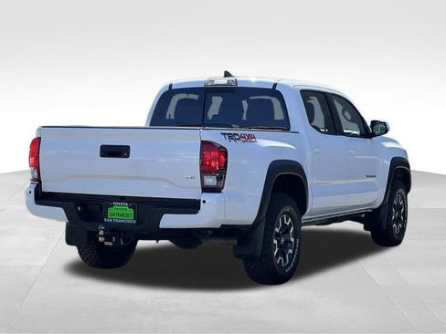 Certified 2018 Toyota Tacoma TRD Off-Road AWD/4WD image 5