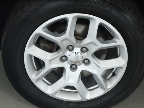 Used 2018 Jeep Renegade Latitude FWD image 35