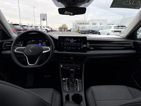 Certified 2025 Volkswagen Jetta SE w/ Sunroof Package image 11