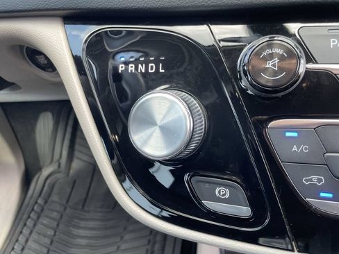 Used 2017 Chrysler Pacifica Touring-L FWD image 25