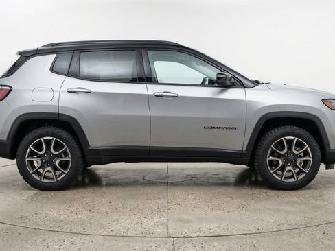 Used 2025 Jeep Compass Trailhawk AWD/4WD image 11