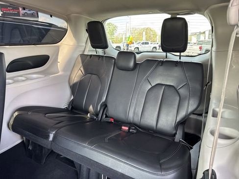 Used 2022 Chrysler Pacifica Touring-L FWD image 10