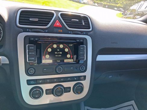 Used 2015 Volkswagen Eos Komfort FWD image 25