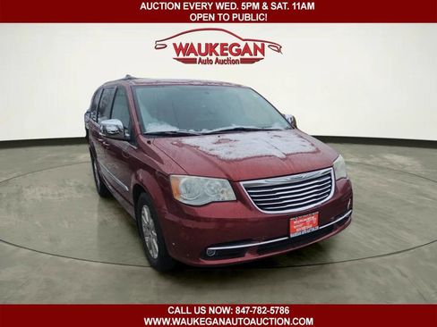Used 2011 Chrysler Town & Country Touring-L image 3