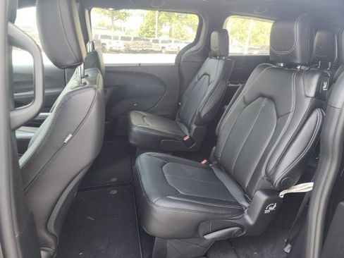 New 2026 Chrysler Pacifica Select image 17