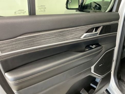 Used 2024 Jeep Wagoneer Series III w/ Flexible Seating Group AWD/4WD image 17