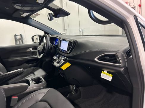 New 2027 Chrysler Pacifica Select FWD image 37