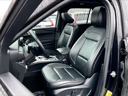 Used 2020 Ford Explorer XLT w/ Equipment Group 202A image 9