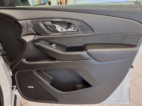 Used 2023 Chevrolet Traverse High Country FWD image 12