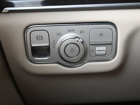 Used 2021 Mercedes-Benz GLS 450 4MATIC image 19