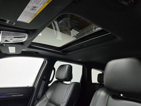 Used 2022 Jeep Grand Cherokee Limited AWD/4WD image 9