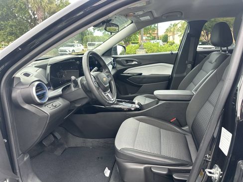 Used 2025 Chevrolet Trax LT w/ LT Convenience Package FWD image 16