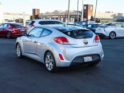 Used 2017 Hyundai Veloster Base image 9